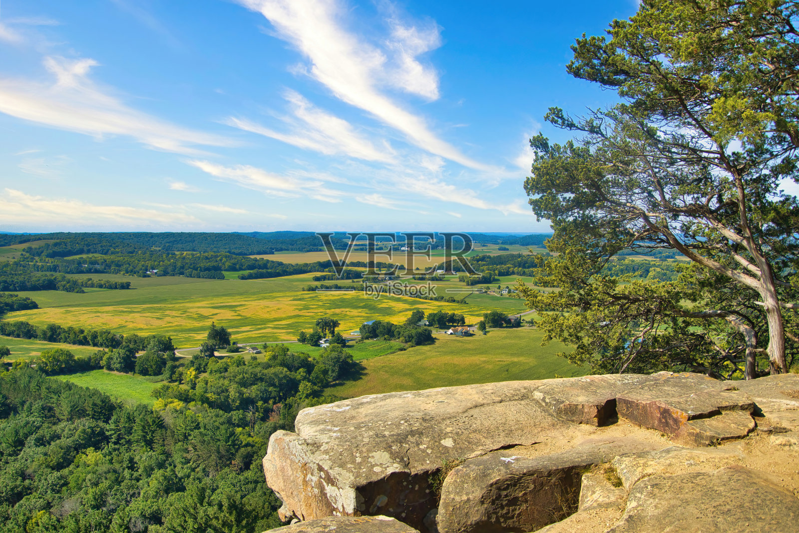 直布罗陀岩石上方的田野云朵照片摄影图片