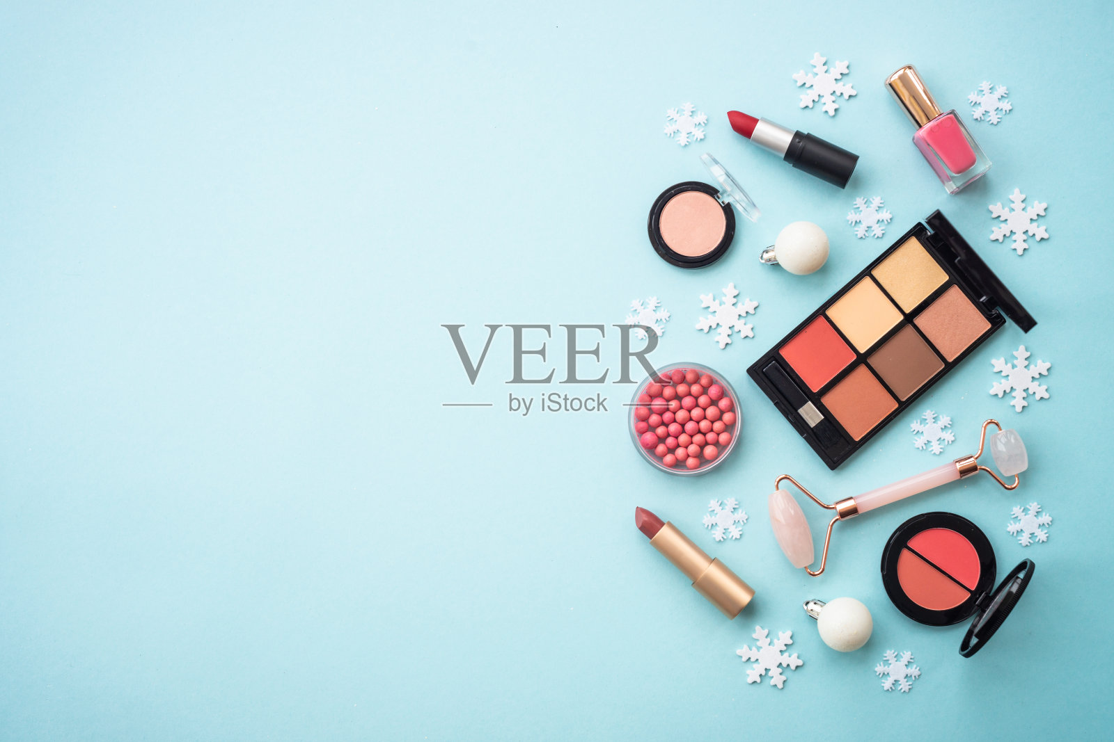 冬季化妆品，蓝色的节日装饰。照片摄影图片