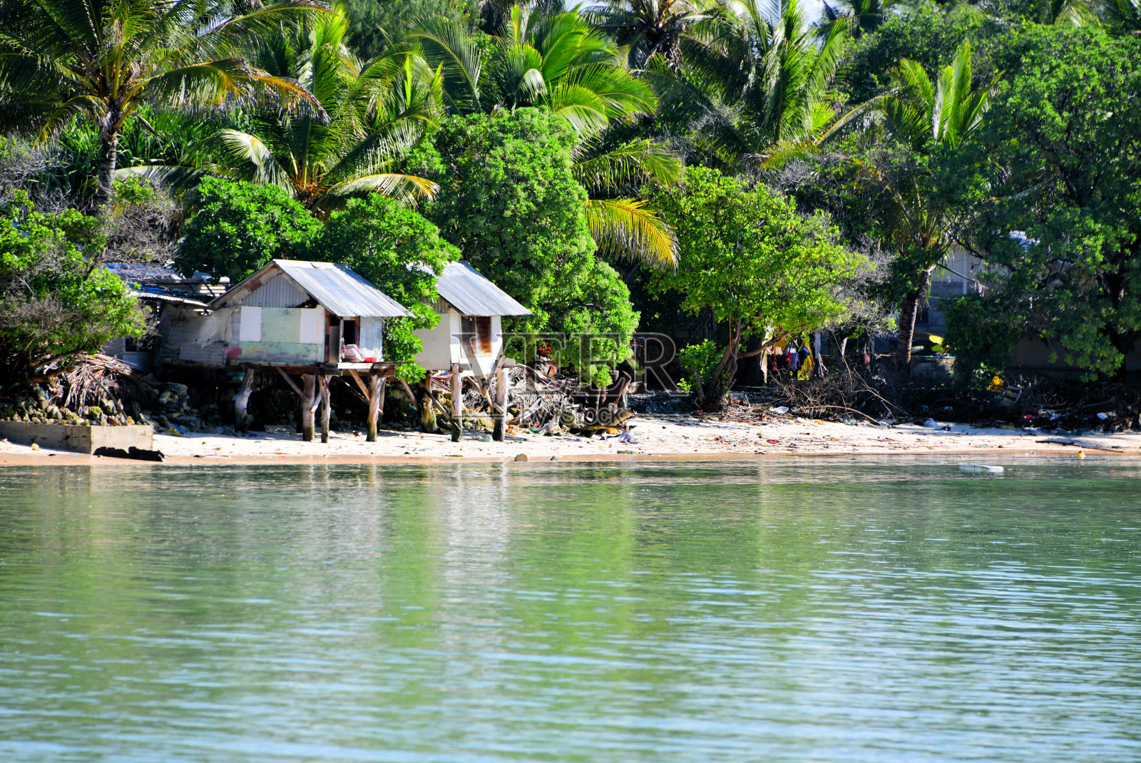 基里巴斯南塔拉瓦安博莫图Banraeaba的高跷房屋照片摄影图片