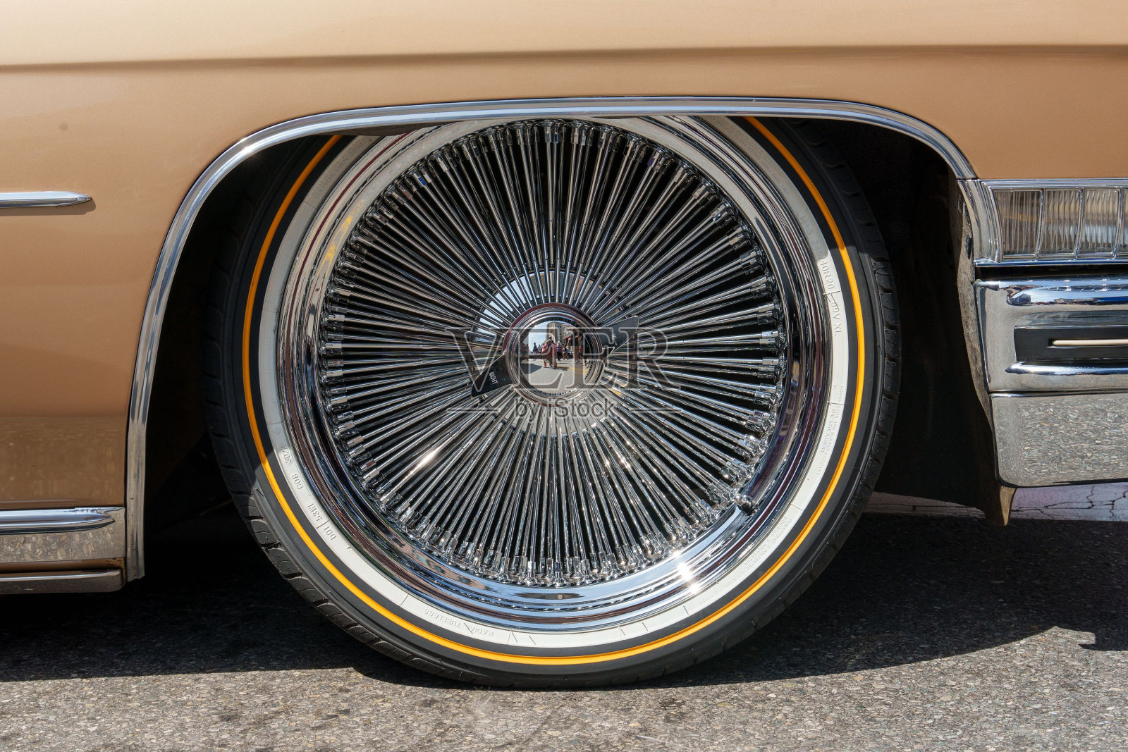 一辆老式米色汽车的轮胎特写照片摄影图片