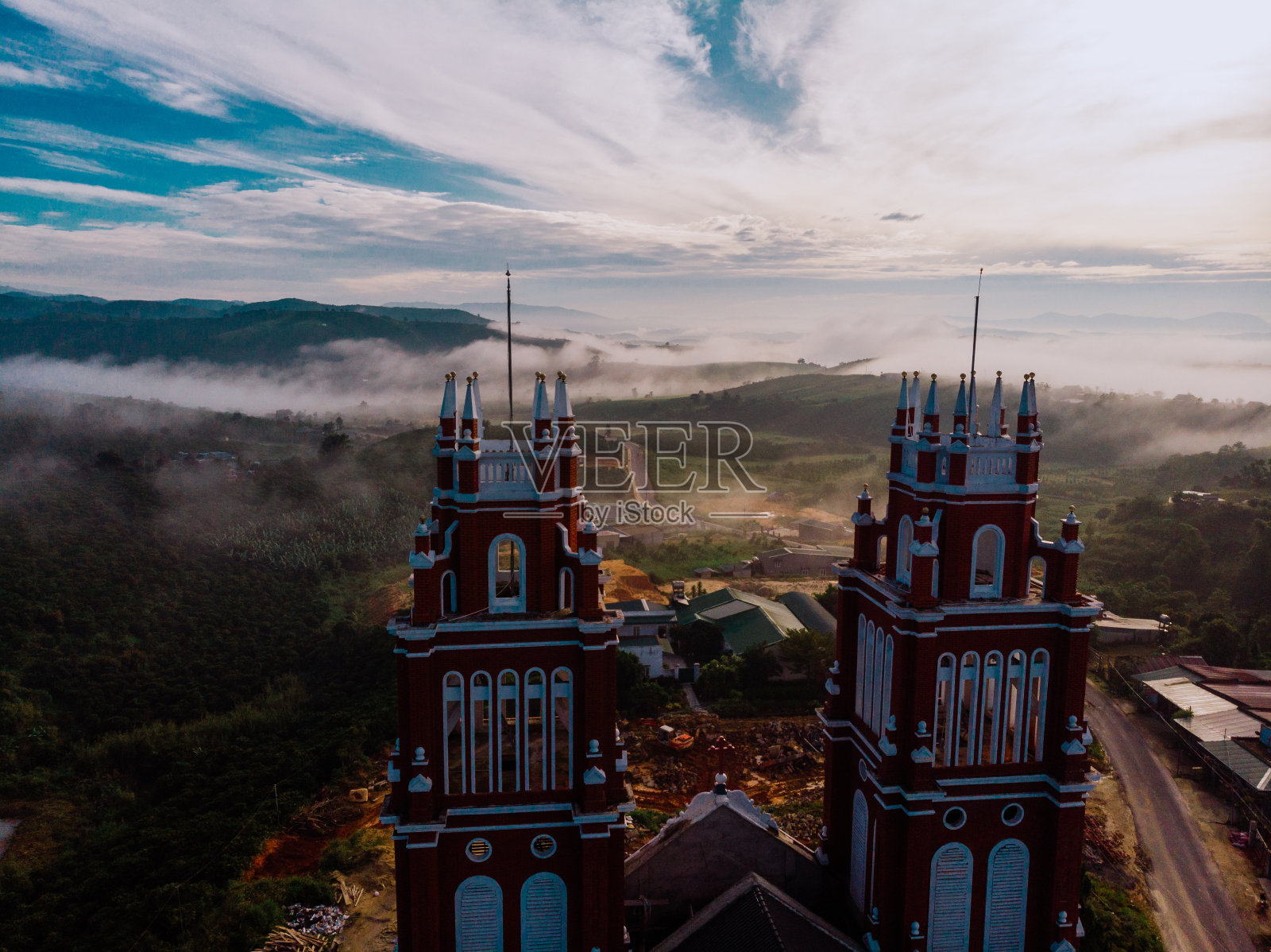 鸟瞰越南林同省林下区2村公社的一座教堂，一座淹没在晨雾中的教堂，林同省美丽的风景照片摄影图片