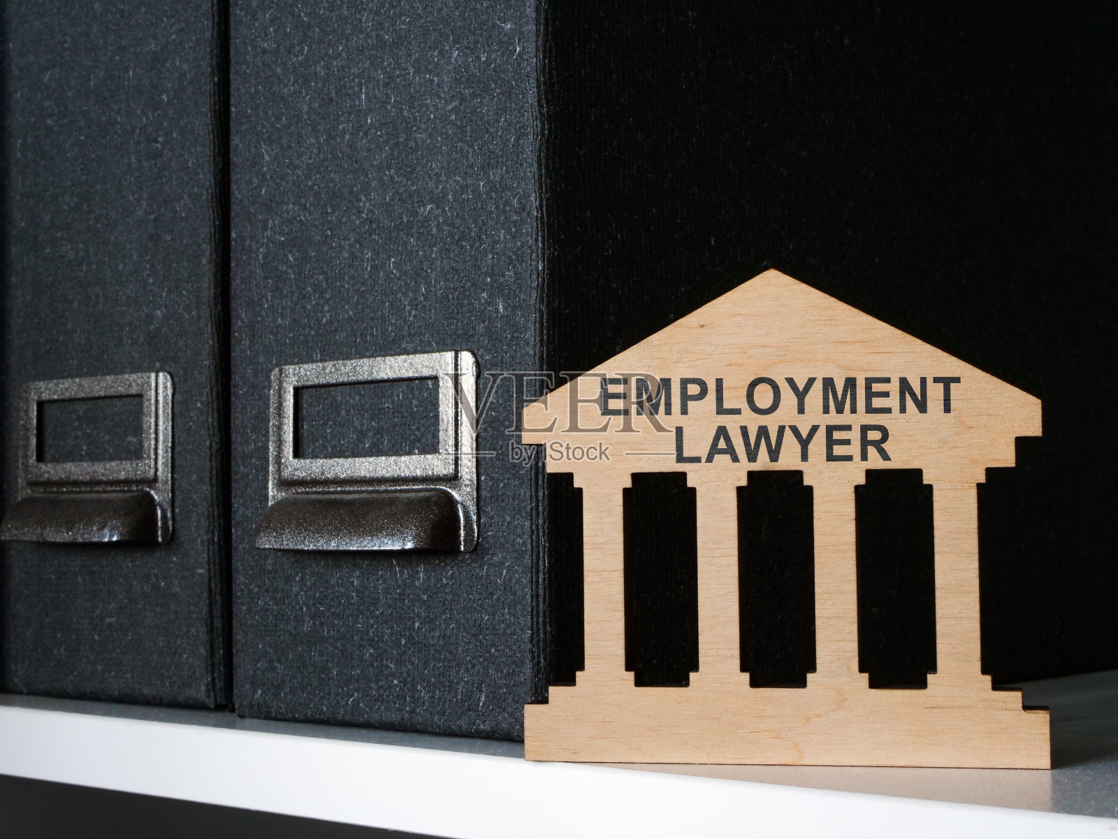 架子上有文件并签雇佣律师。照片摄影图片