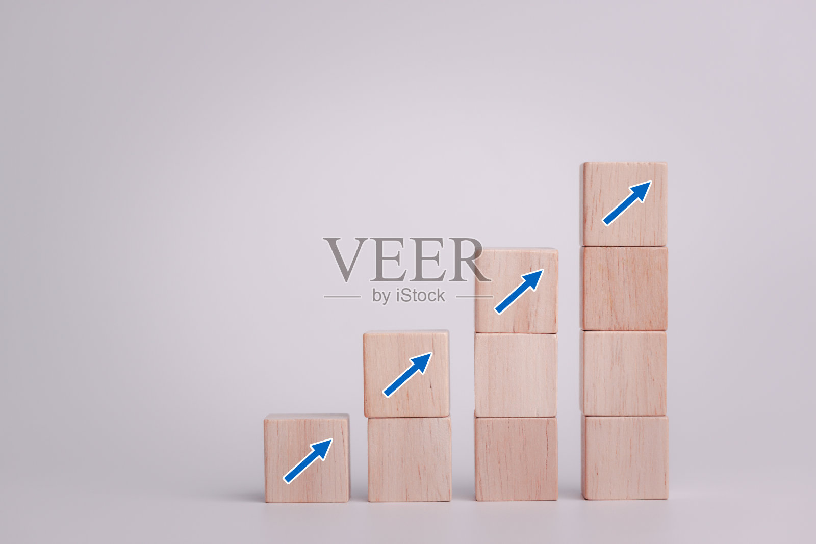 商业概念增长成功的过程与木块箭头图标在灰色背景。照片摄影图片