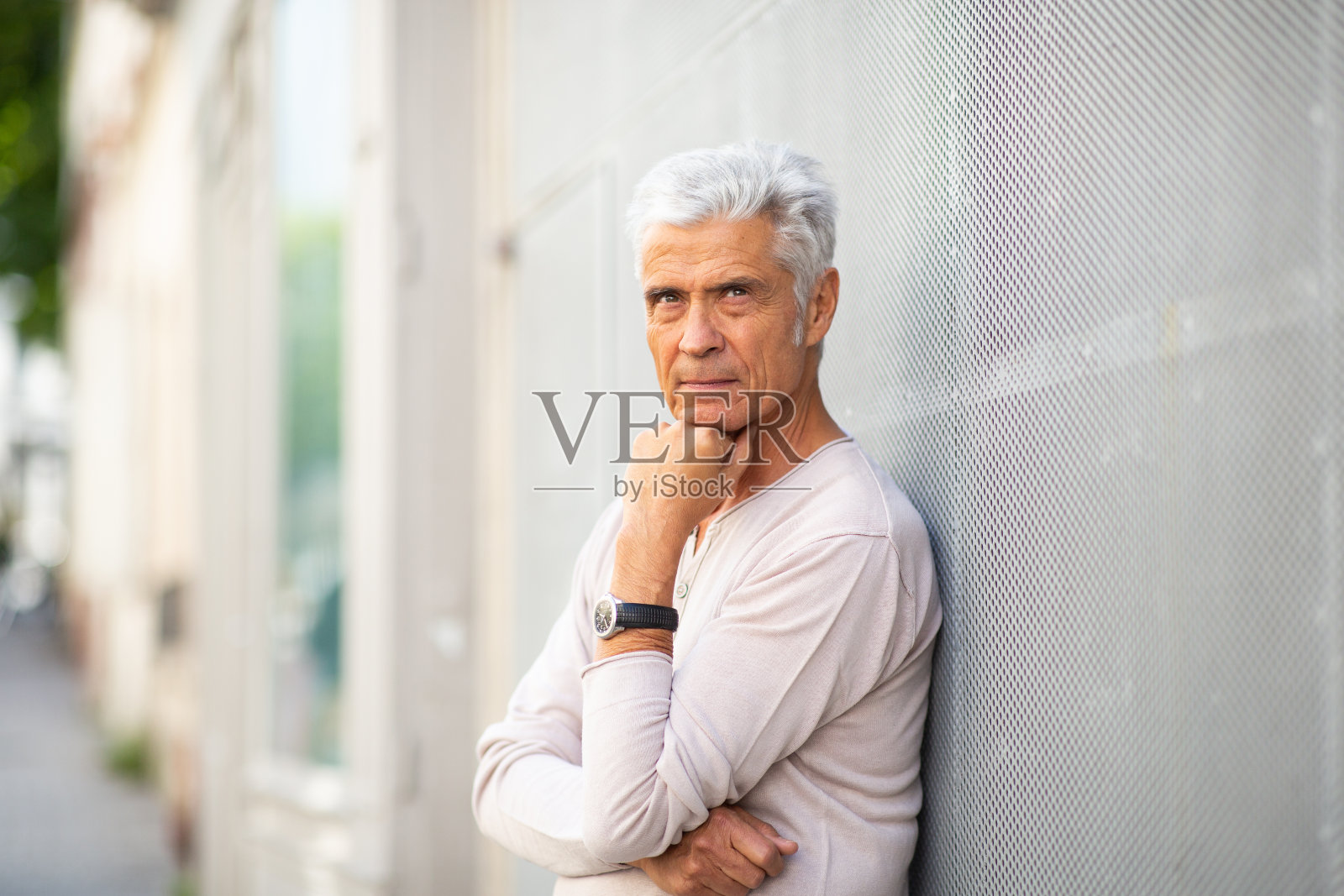 严肃的老人凝视着照片摄影图片