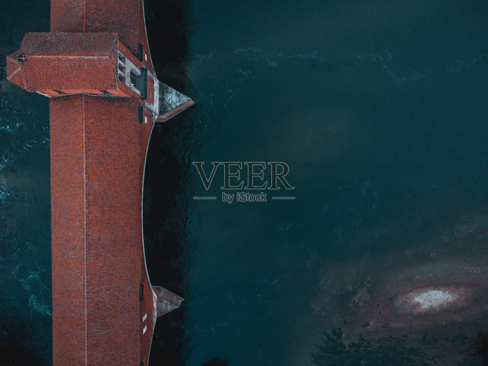 从上面俯瞰帕维亚的古桥。意大利，帕维亚，伦巴第照片摄影图片