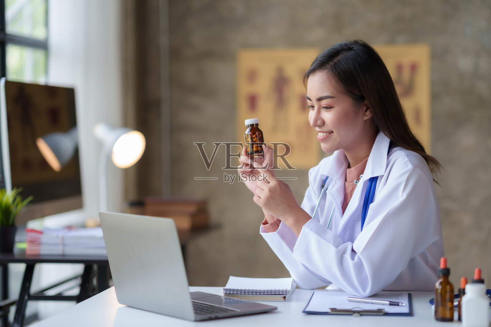 亚洲女医生通过视频电话与医院的药物和疫苗专家讨论和讨论疫苗药物信息和副作用。照片摄影图片