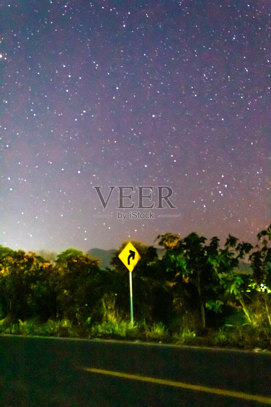 星空在弯弯曲曲的道路上，长时间曝光在康波斯特拉纳亚里移动的汽车照片摄影图片