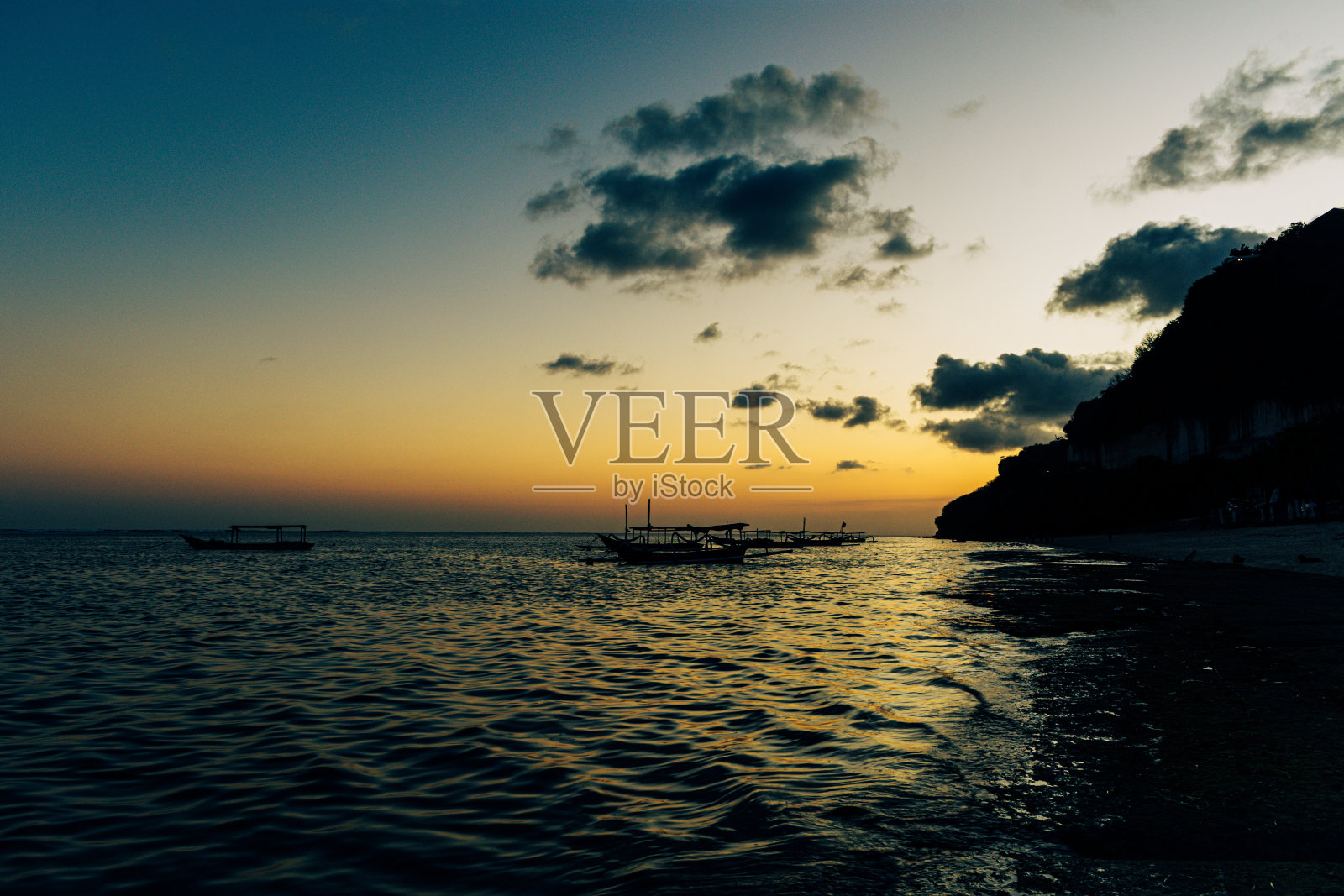 美丽的日落在潘达瓦海滩，巴厘岛-印度尼西亚照片摄影图片