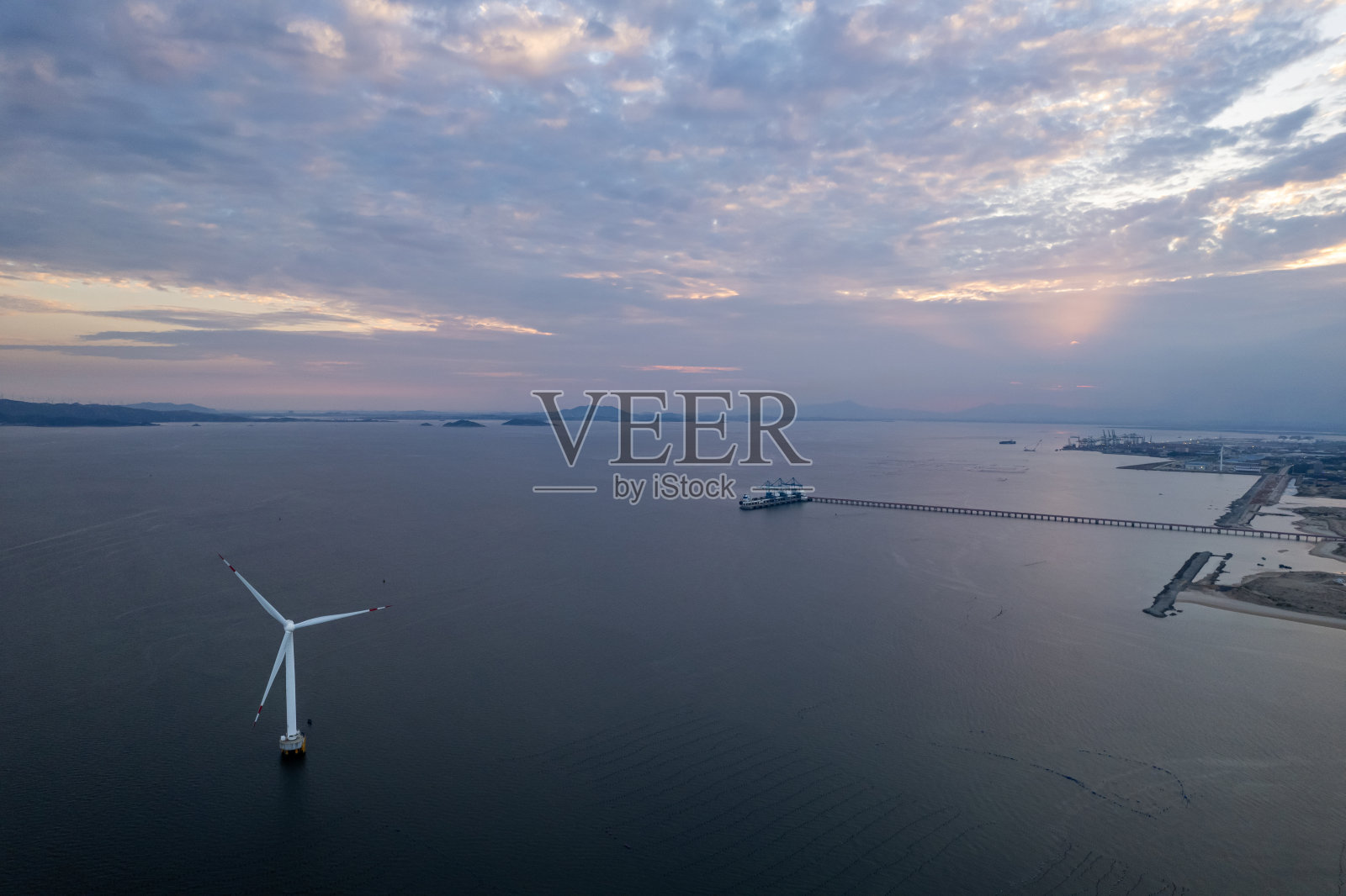 海上的风力涡轮机照片摄影图片