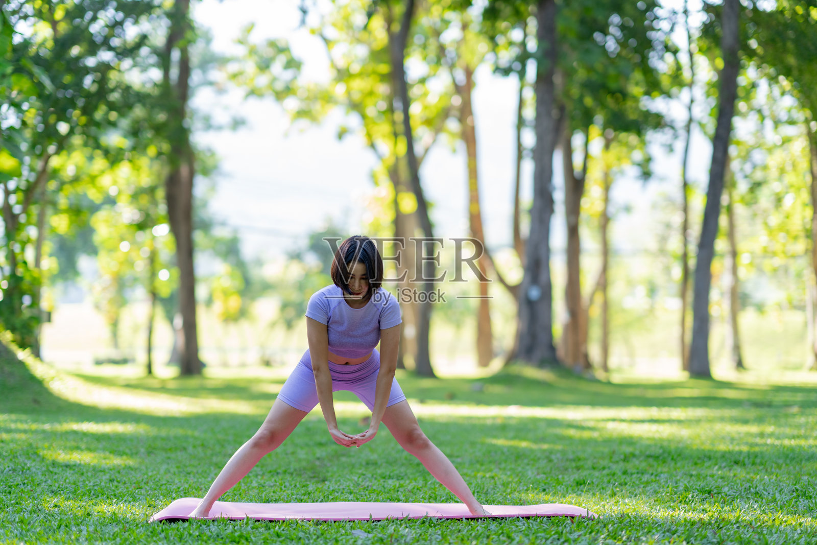有吸引力和强大的亚洲女人与一个美丽的身体。现代休闲养生理念。照片摄影图片
