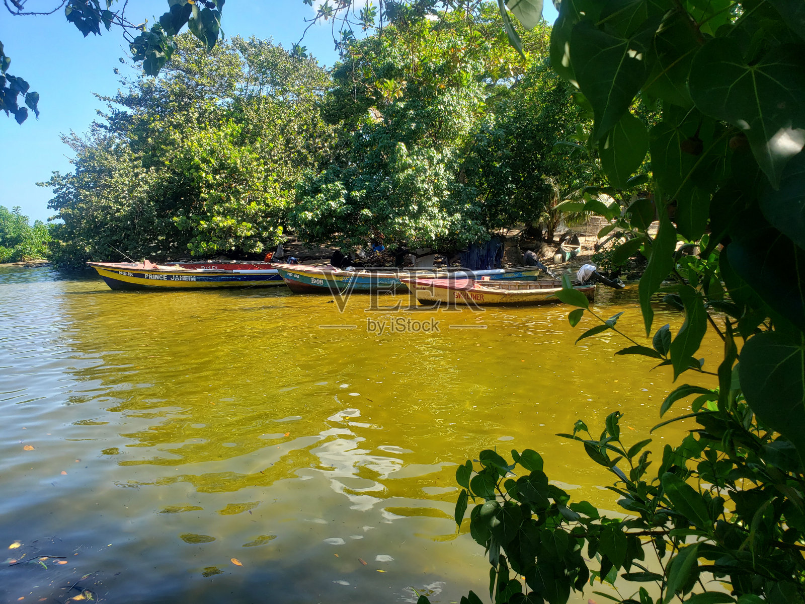 渔船停靠在河边照片摄影图片