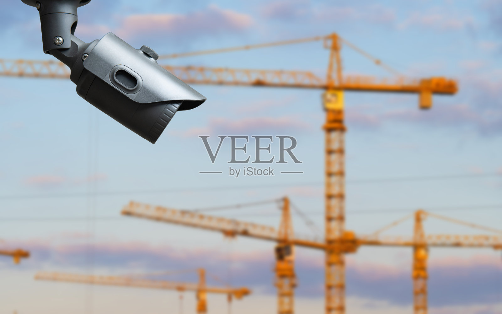 在建筑工地上运行的闭路电视或监视设备。照片摄影图片