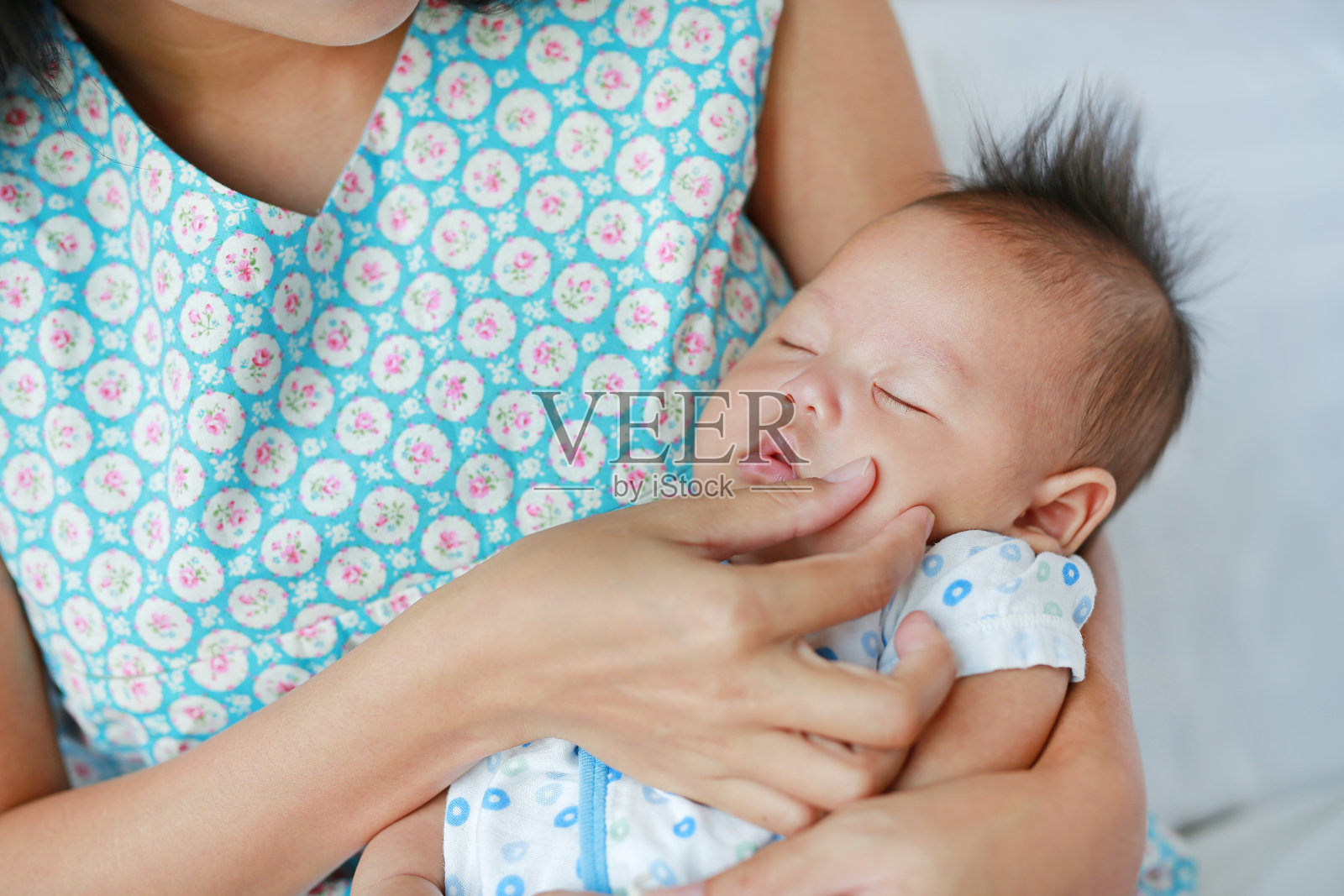 妈妈抚摸着宝宝的脸颊。照片摄影图片