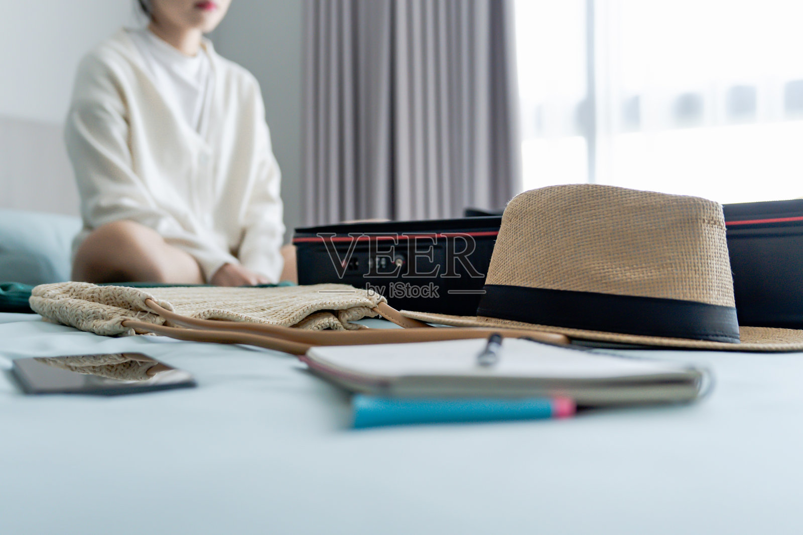 女人打包行李在床上为旅行计划准备度假的新旅程装箱单现在旅行运输照片摄影图片