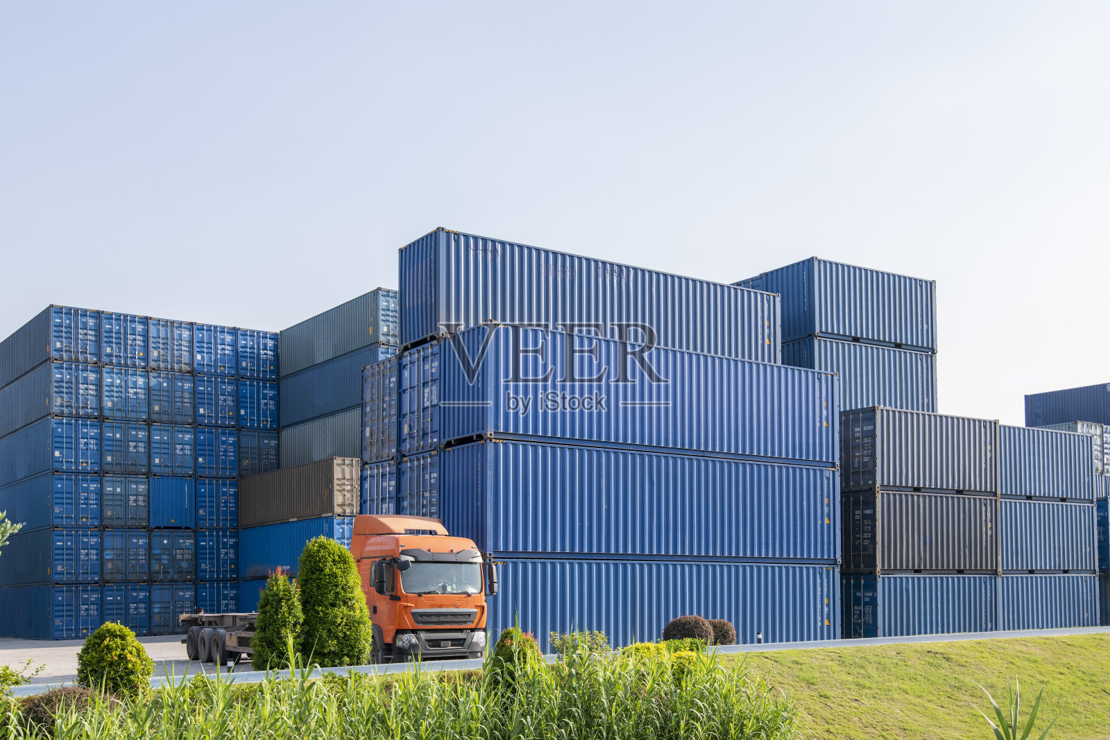 码头上的集装箱和卡车照片摄影图片