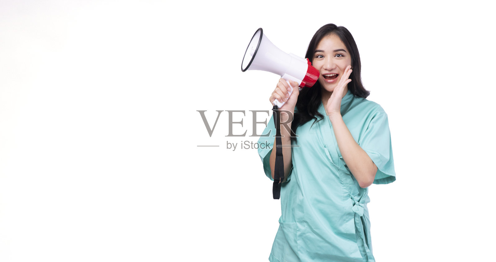 兴奋痛苦的亚洲妇女拿着扩音器站在白色背景宣布积极的消息。快乐的小女孩拿着扩音器尖叫着复制空间，孤立无援。保险保健概念。照片摄影图片