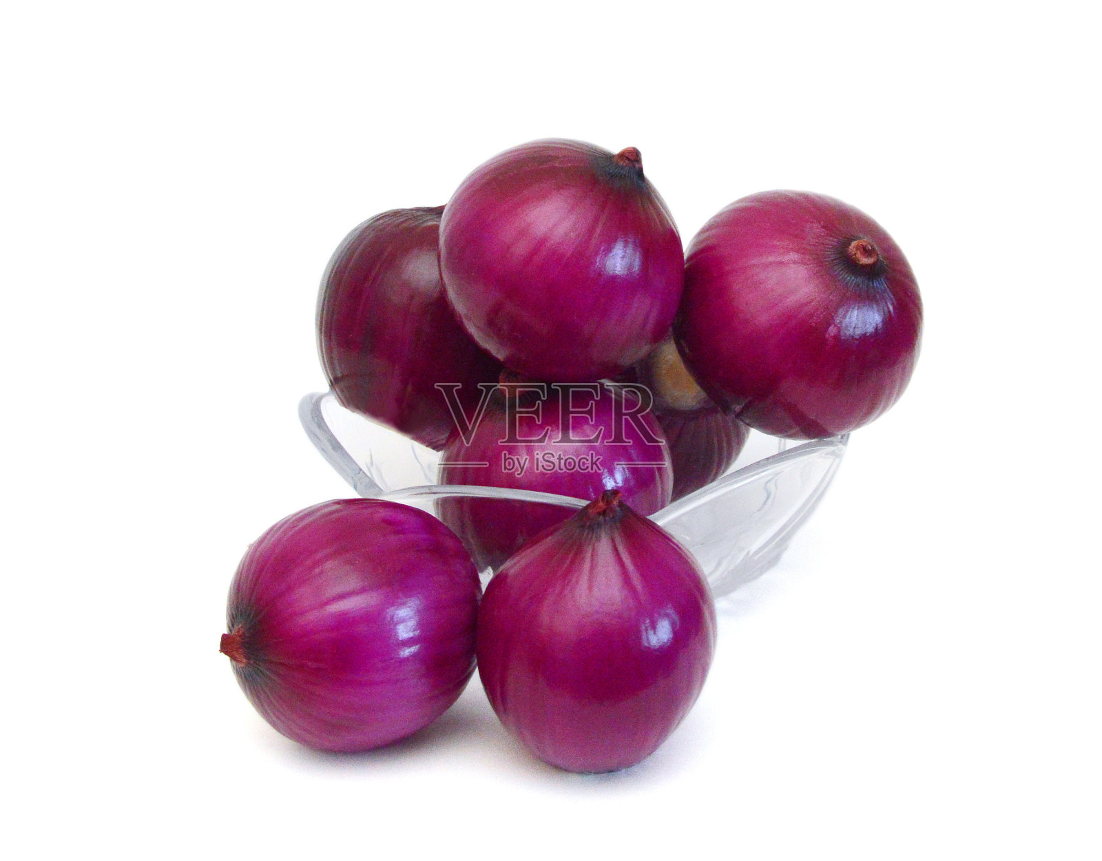 把红洋葱堆在白底上照片摄影图片