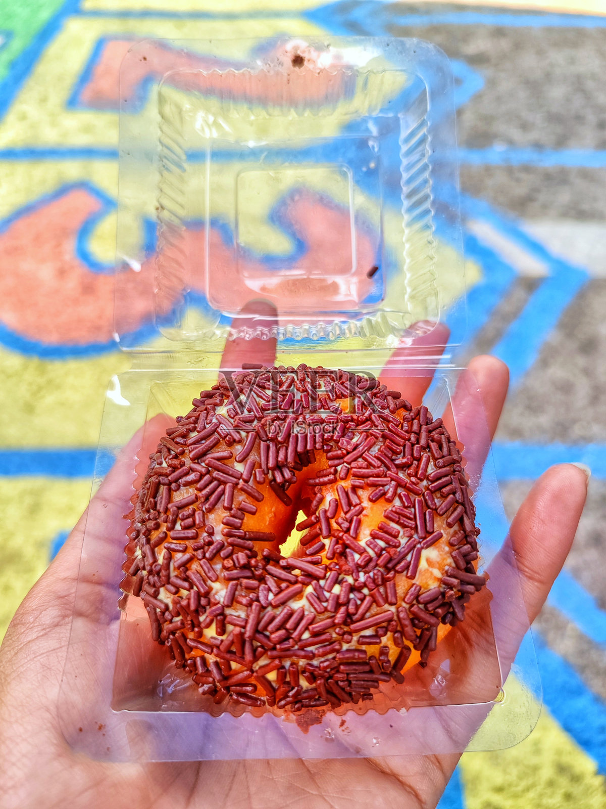 巧克力撒甜甜圈照片摄影图片