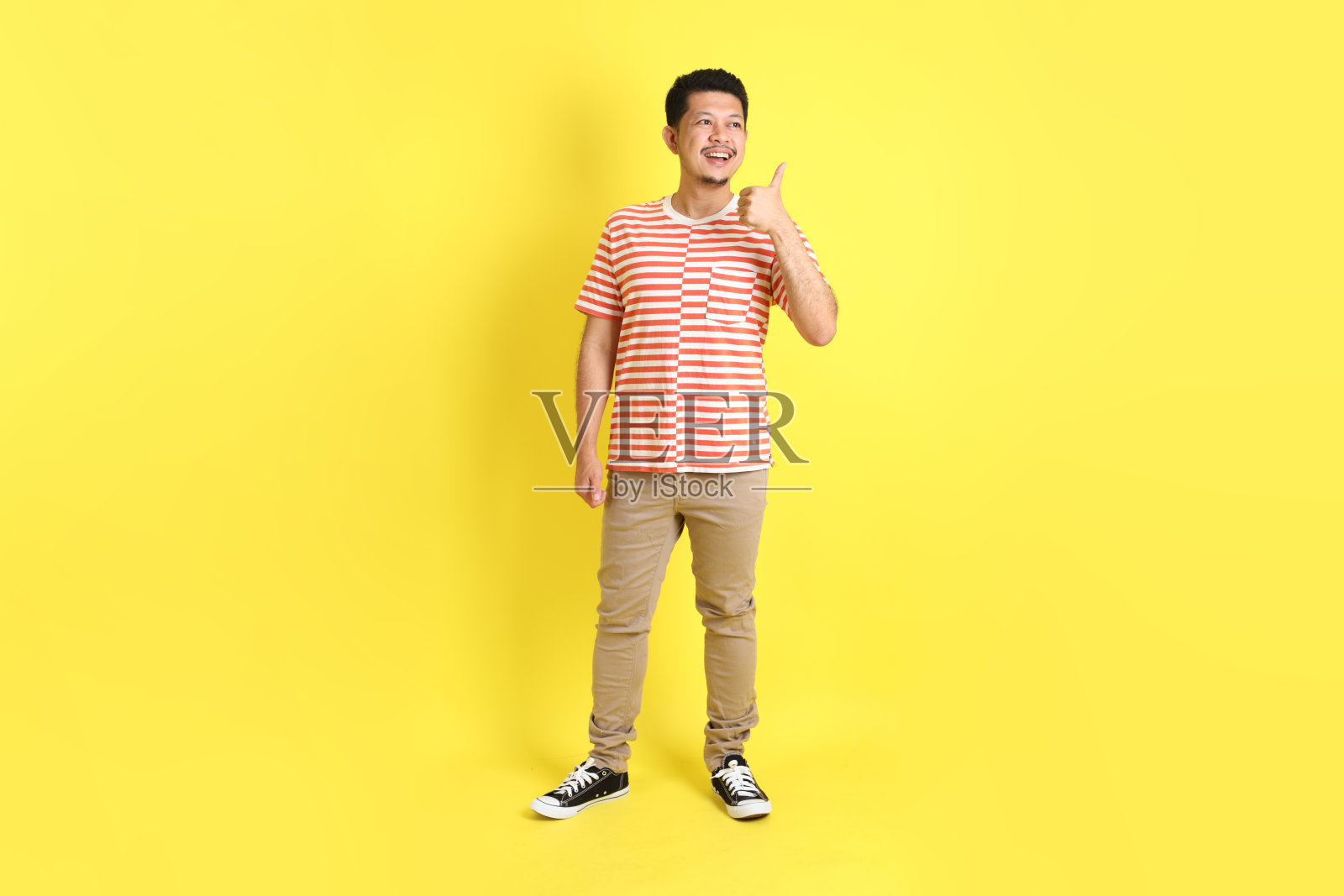 随意的亚洲男人照片摄影图片