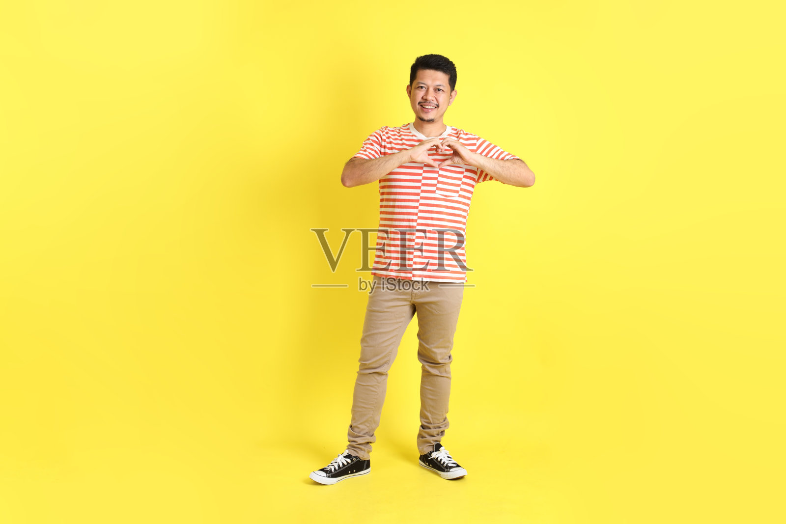 随意的亚洲男人照片摄影图片