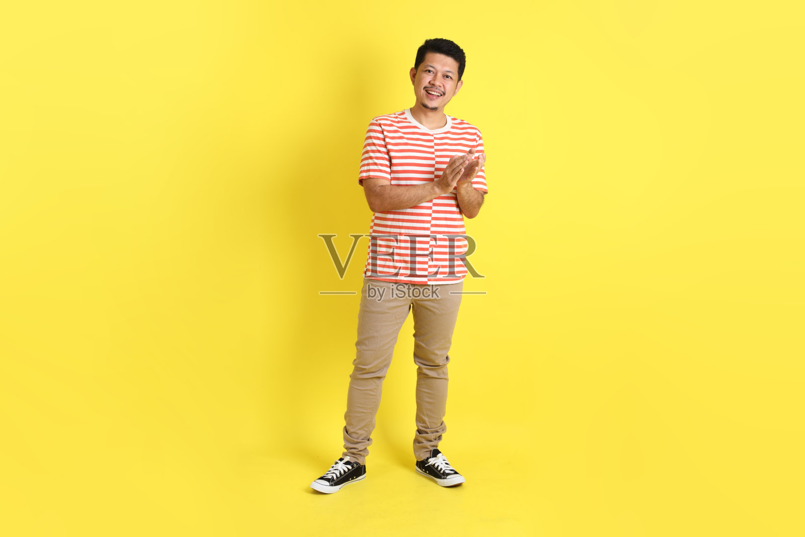 随意的亚洲男人照片摄影图片