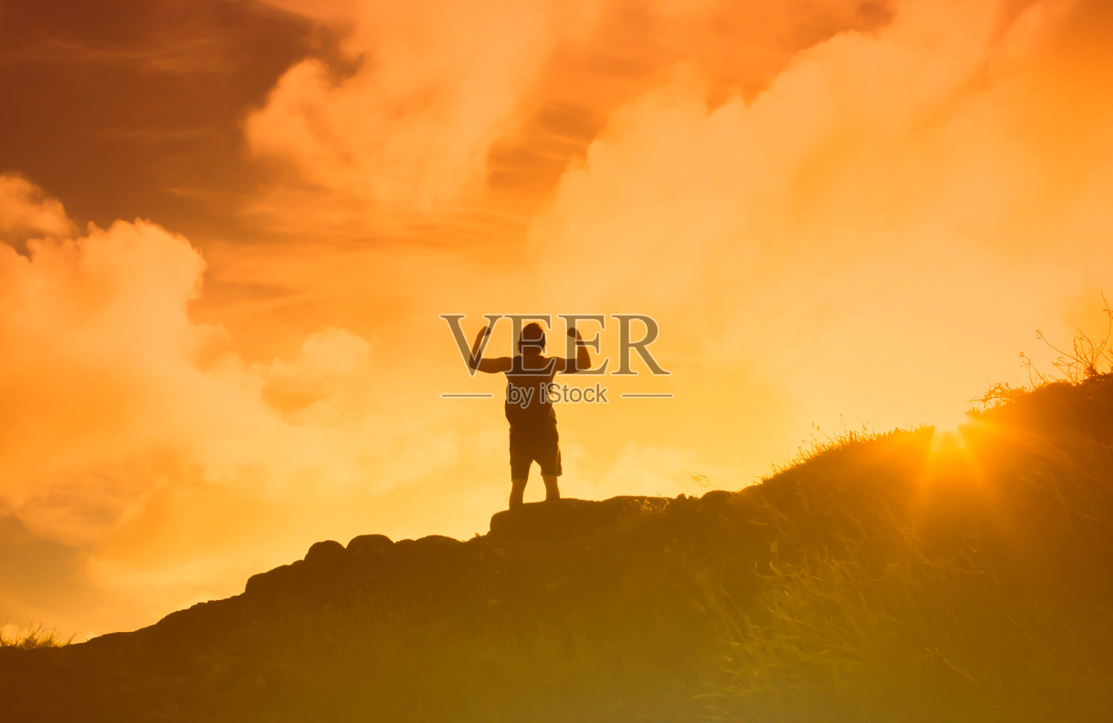 男徒步旅行者庆祝他成功登上山顶。照片摄影图片