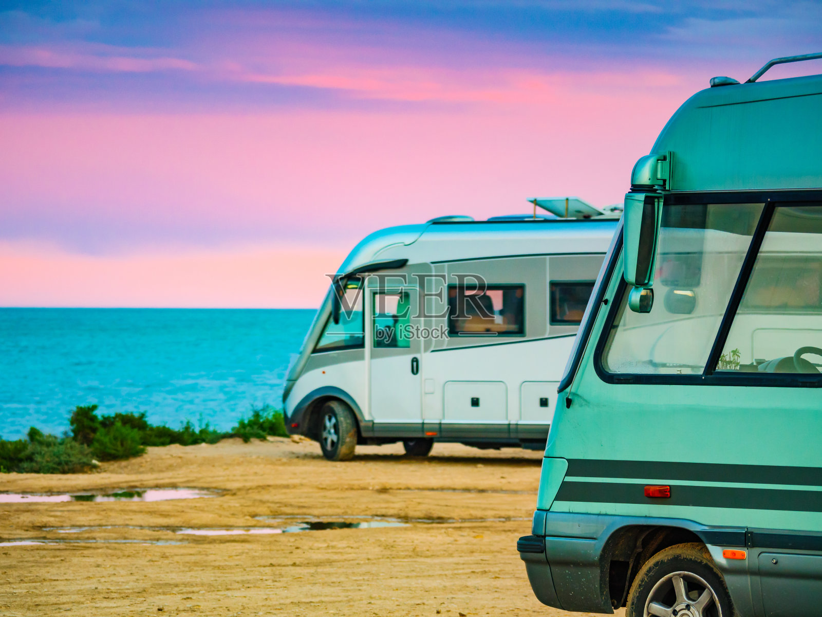 露营者在西班牙海岸露营照片摄影图片