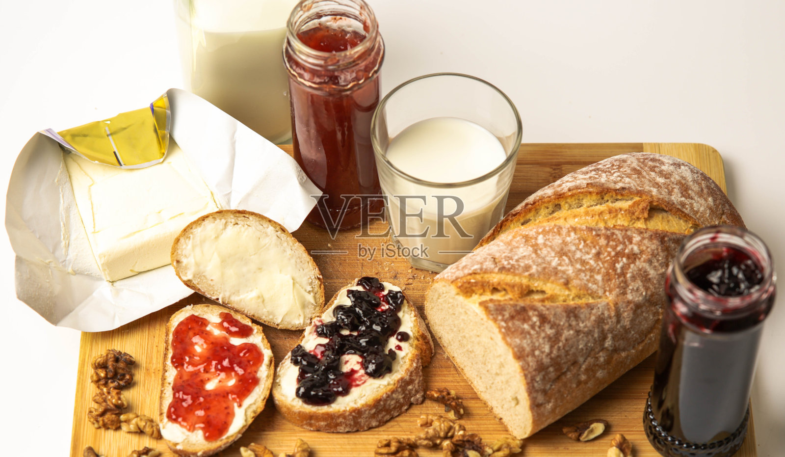 有黄油和果酱的美味早餐照片摄影图片