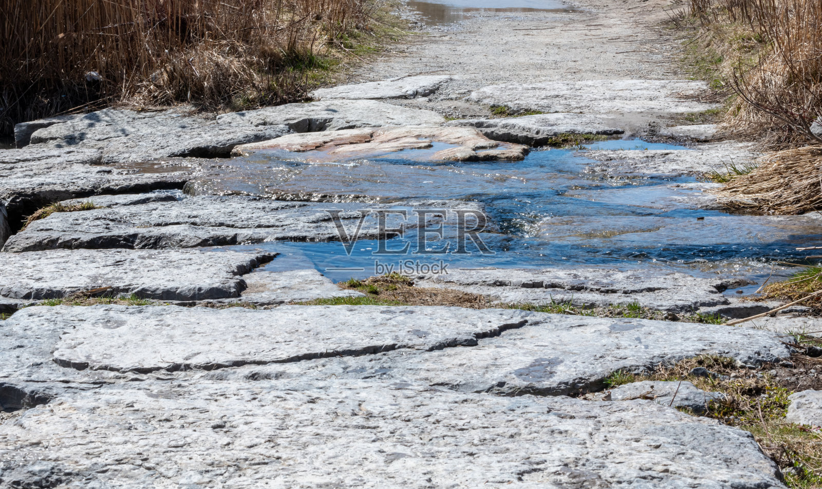 残破的人行道上有水坑照片摄影图片