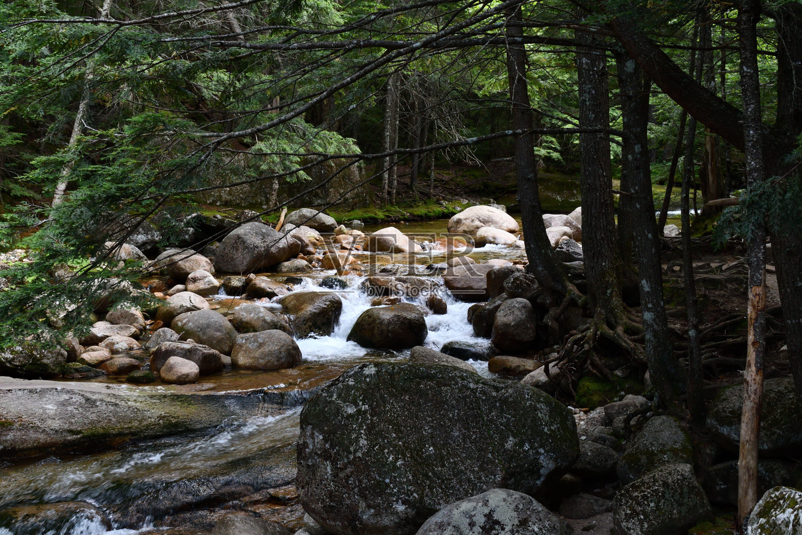 小溪和瀑布照片摄影图片