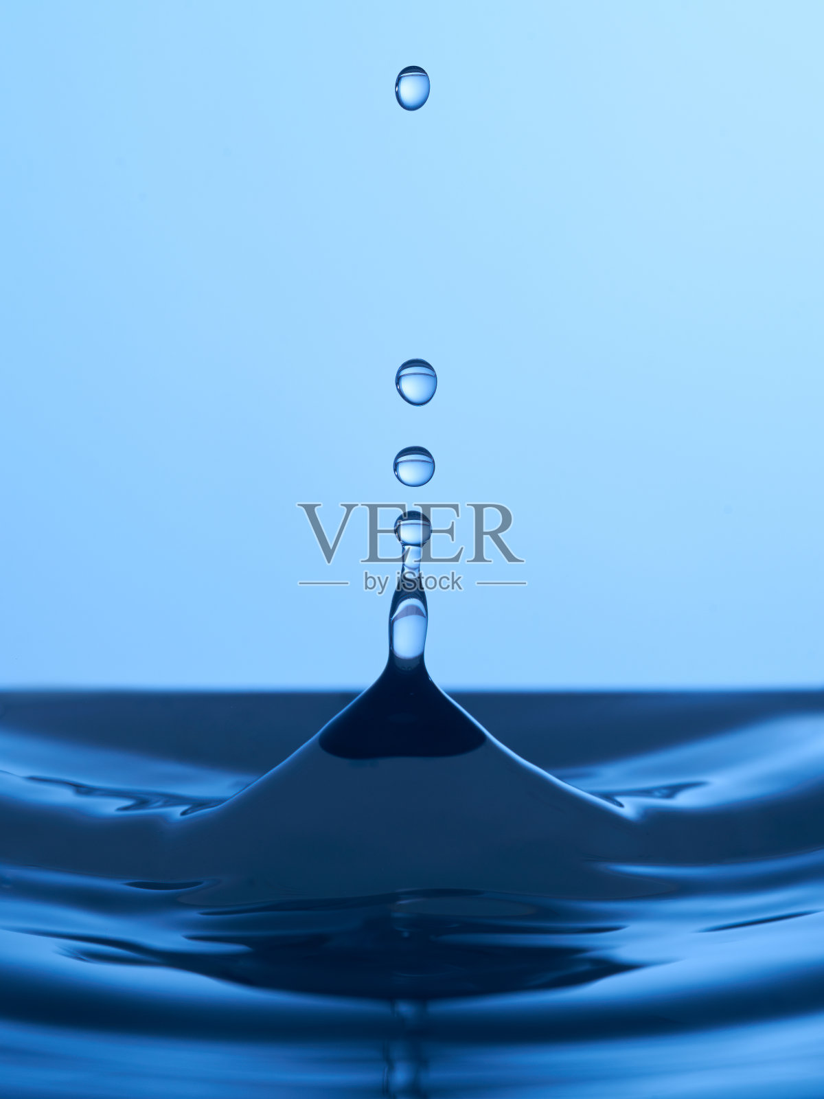 一群水滴落在水面上弹跳照片摄影图片