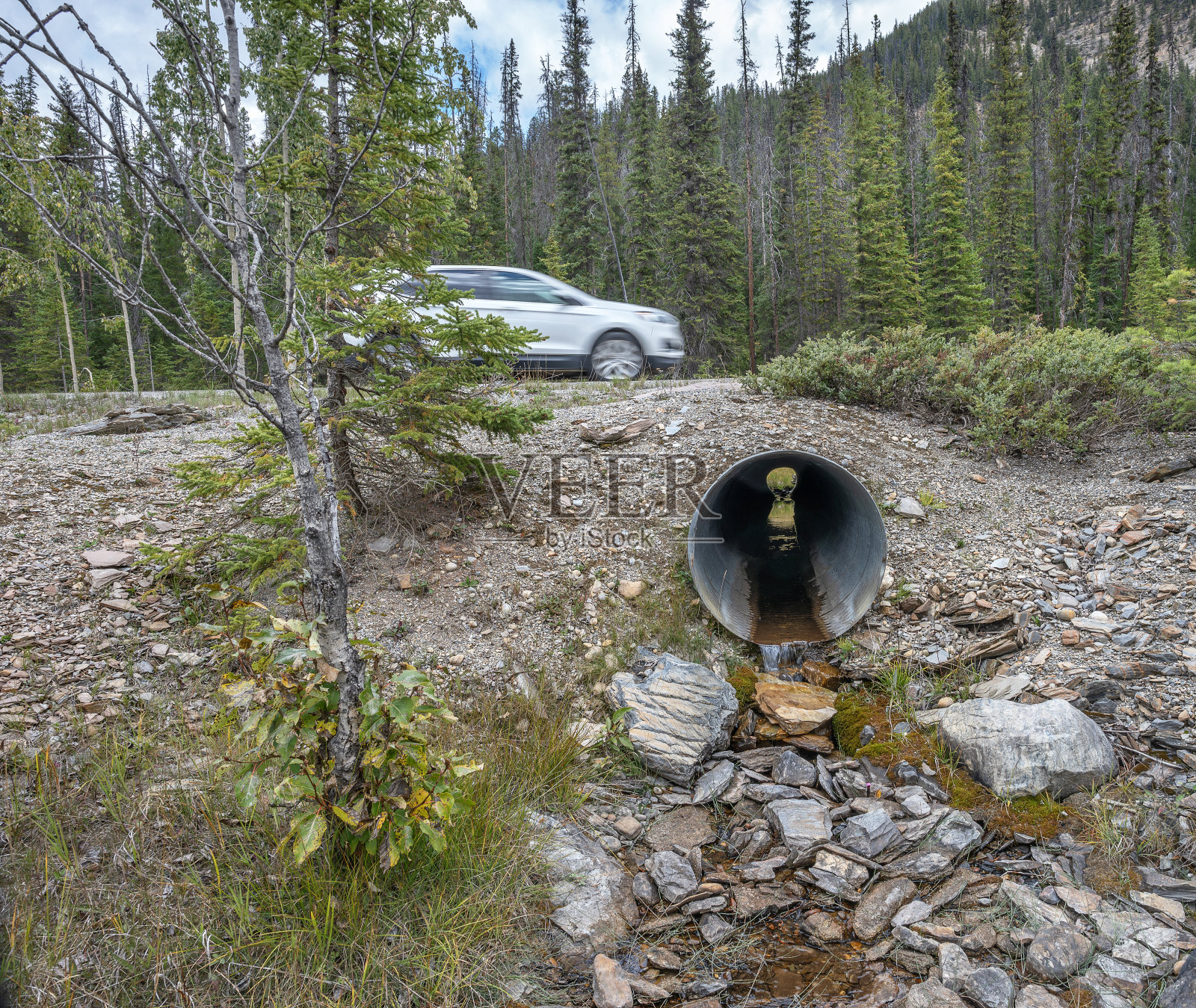 一辆汽车通过公路涵洞照片摄影图片
