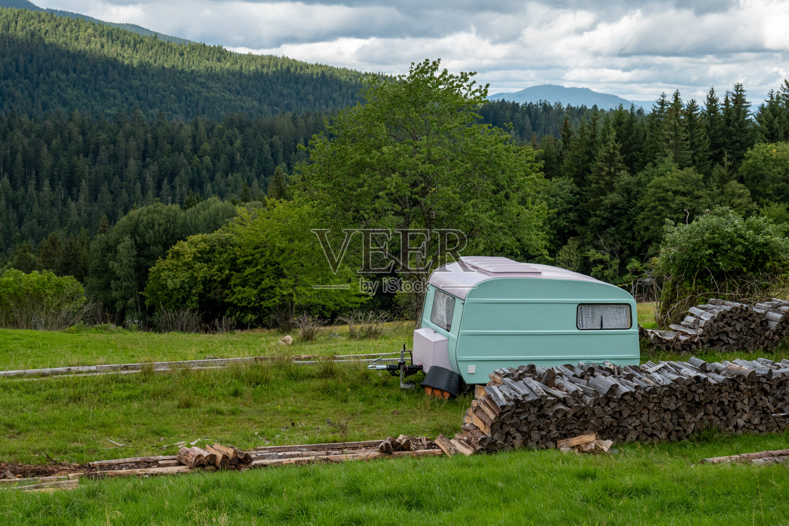森林景观前的一辆大篷车照片摄影图片