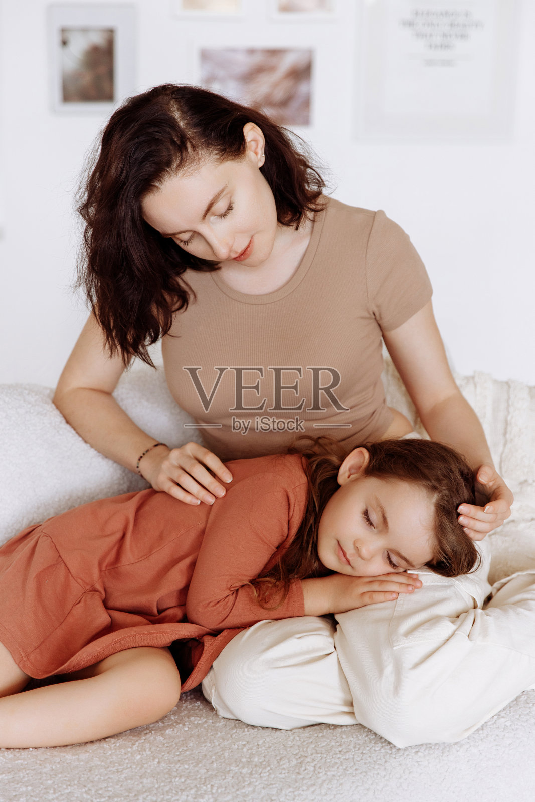 疲惫、无忧无虑的少女躺在母亲的腿上睡觉照片摄影图片