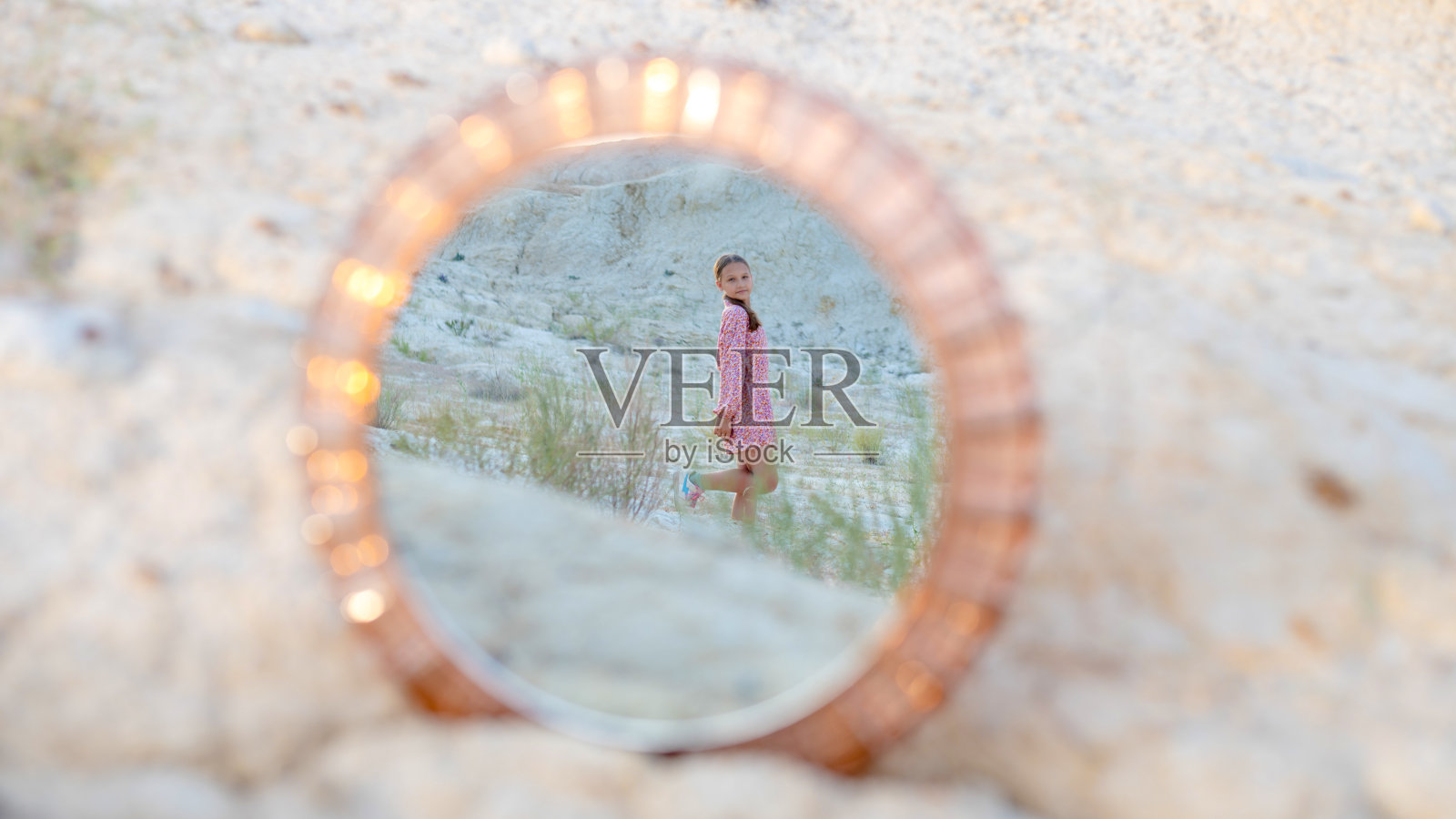 沙子上的镜子反射着一个孩子，在大自然中摄影的想法照片摄影图片