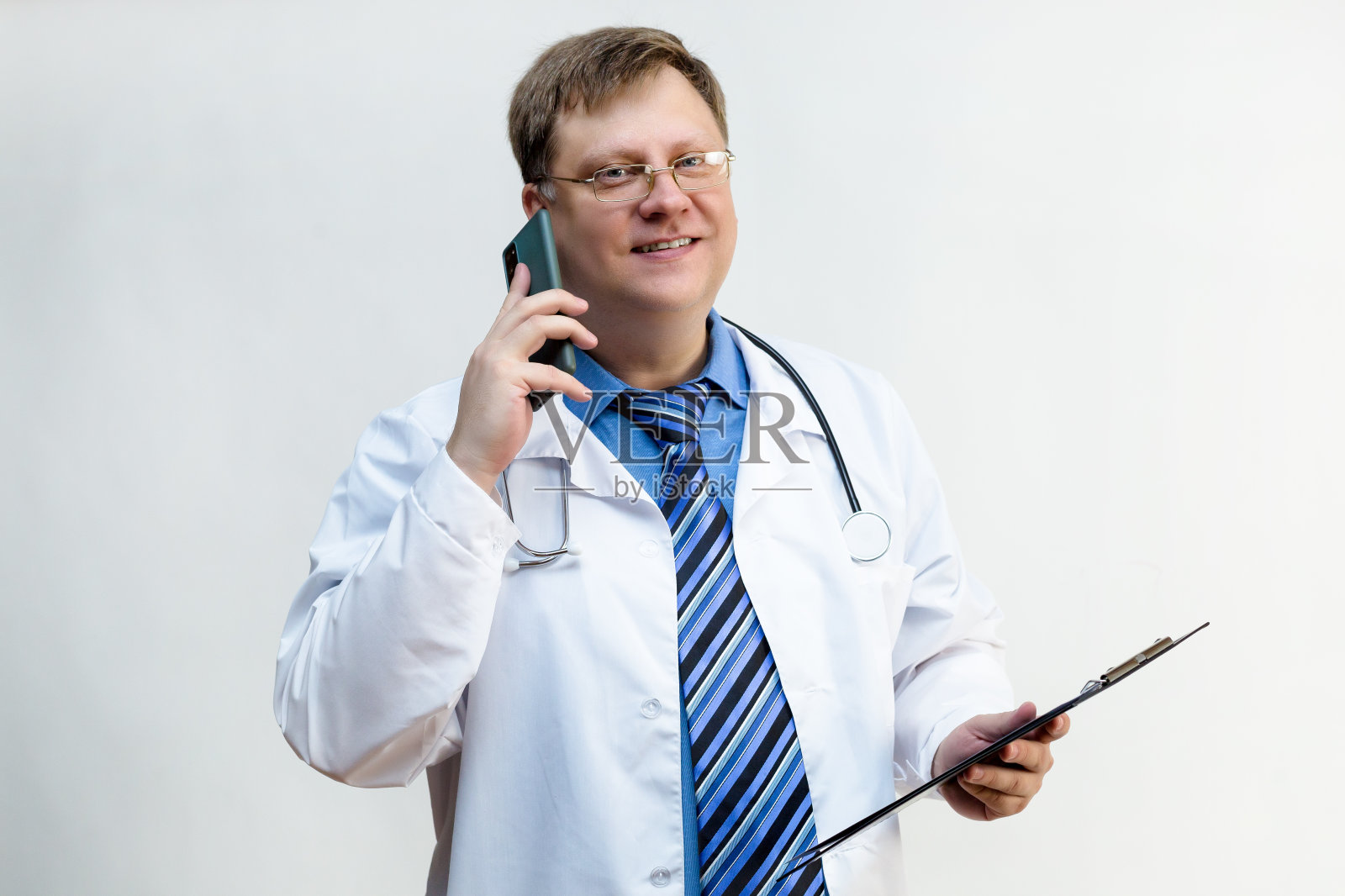 与医生就病人的抱怨进行电话咨询照片摄影图片