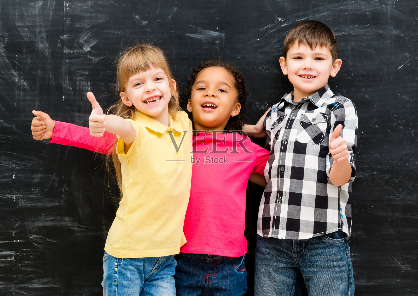 三个兴高采烈的孩子竖起大拇指站在一起照片摄影图片