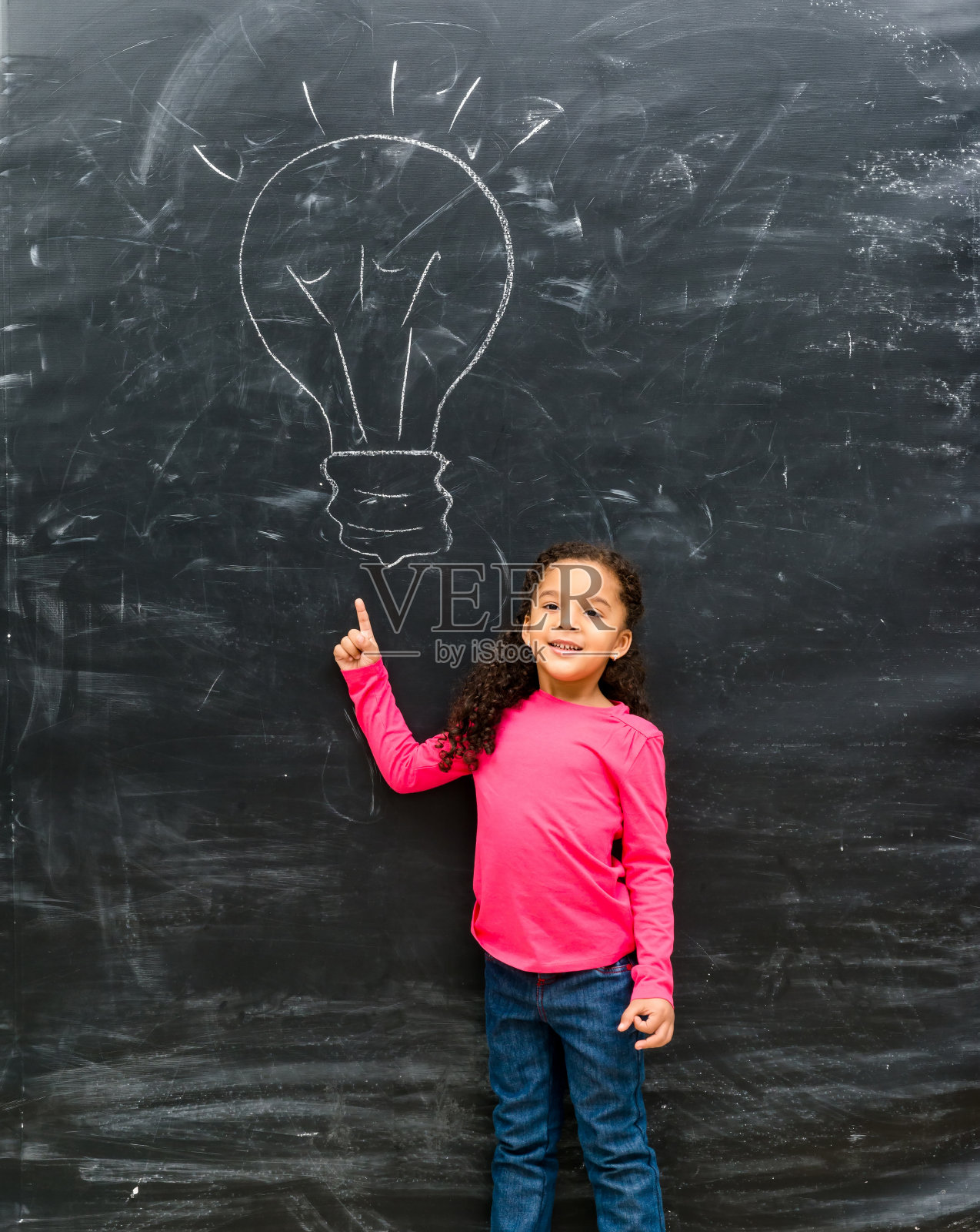 可爱的小女孩指着一盏拉开的灯照片摄影图片