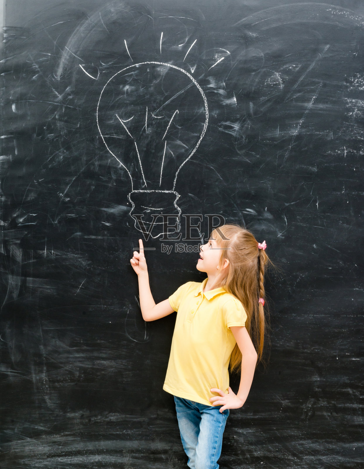 可爱的小女孩指着一盏拉开的灯照片摄影图片