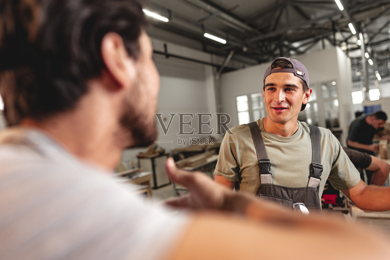 两个木匠在车间里一起工作照片摄影图片