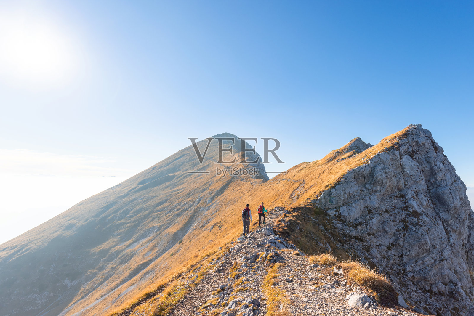 一对在阳光明媚的秋日爬山的夫妇照片摄影图片
