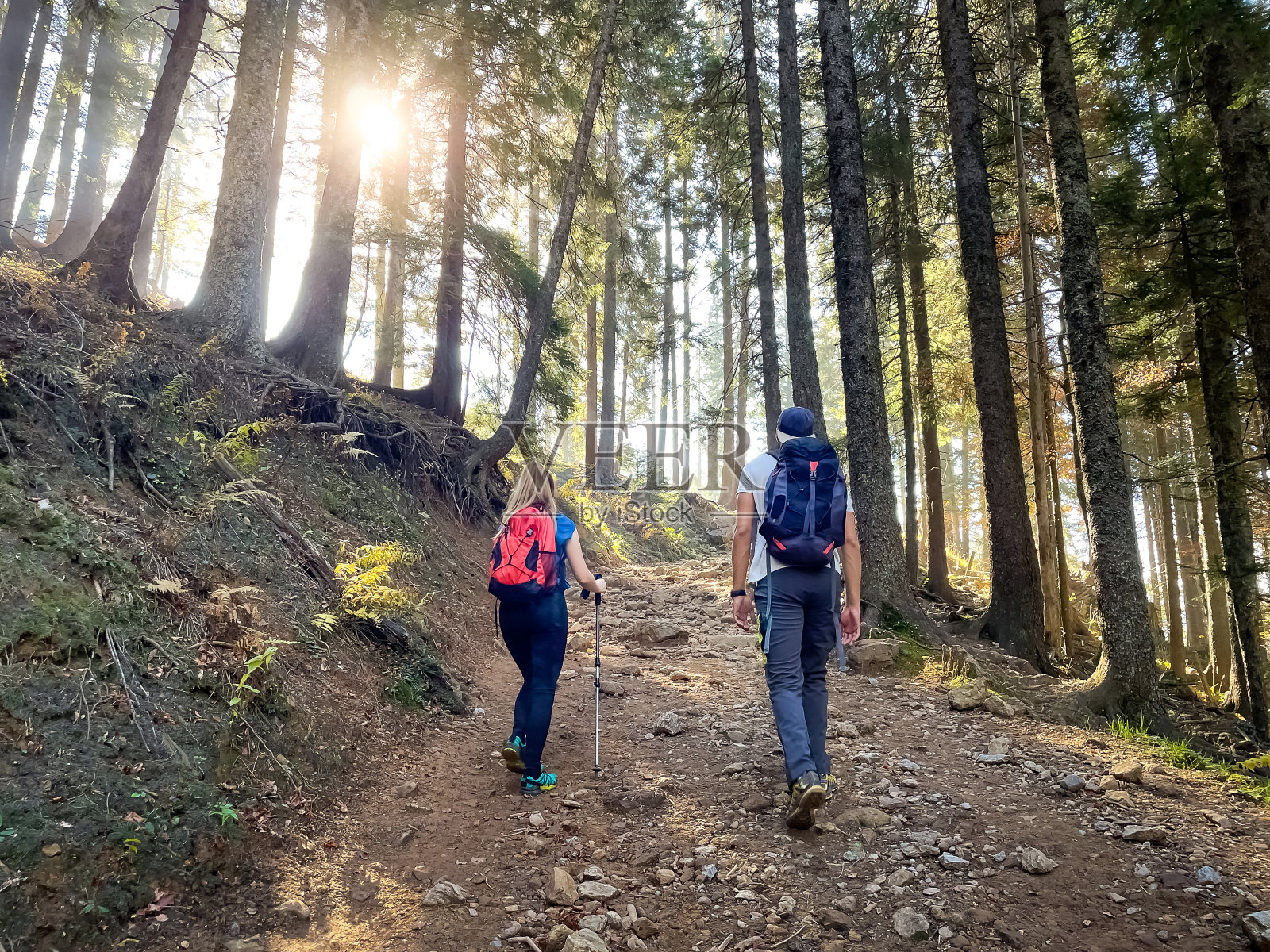 一对夫妇在一个阳光明媚的日子里徒步旅行，享受秋天的山间自然照片摄影图片
