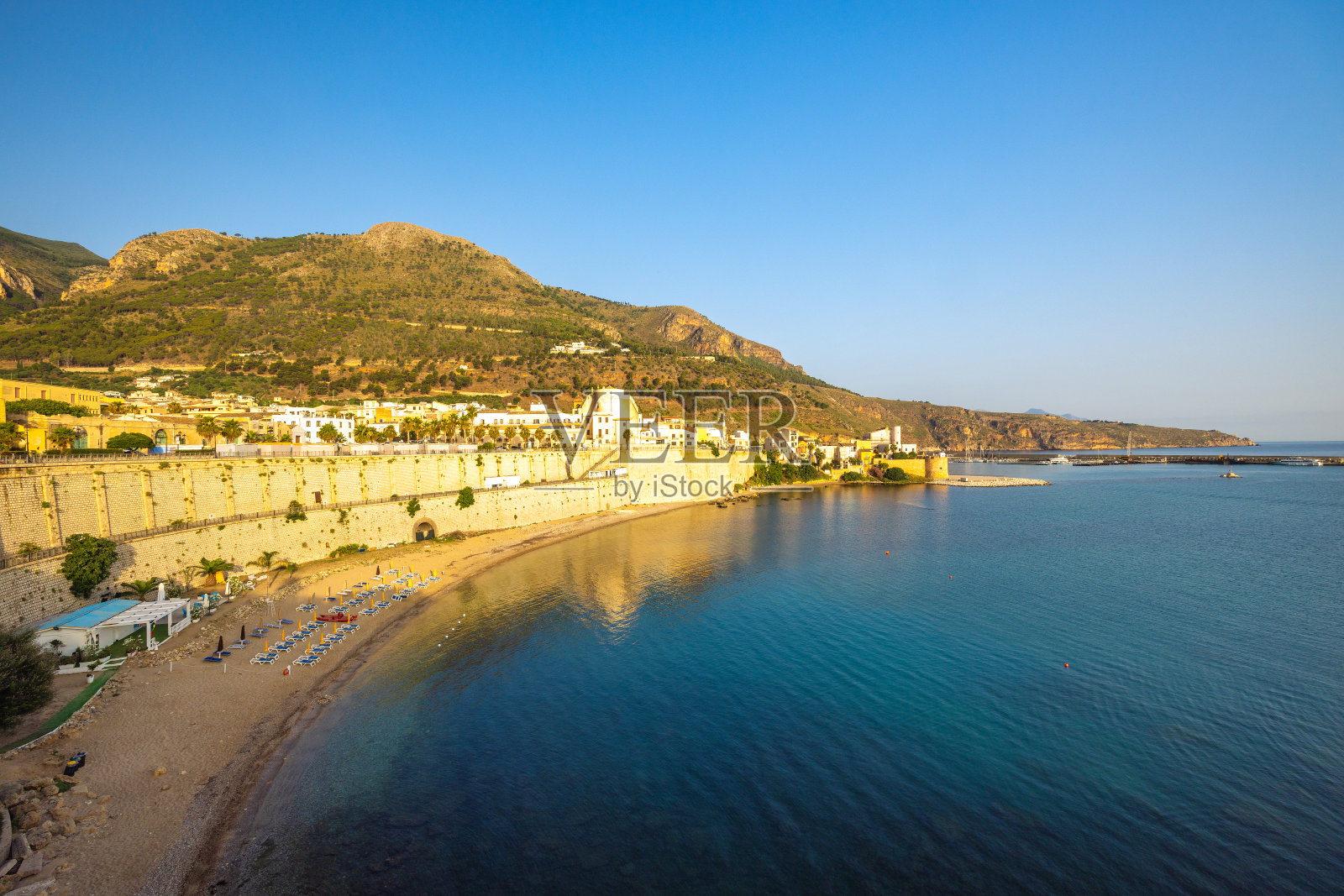 日出时，海湾城堡的城市海滩。照片摄影图片