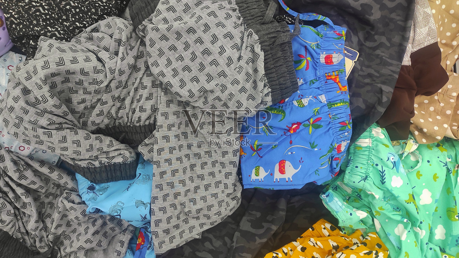 大卖场货架上陈列着各种各样的短裤照片摄影图片