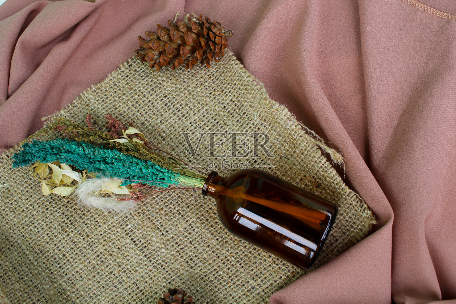 印度尼西亚日惹——2021年1月4日:热带背景，一个装满干花的瓶子花瓶照片摄影图片