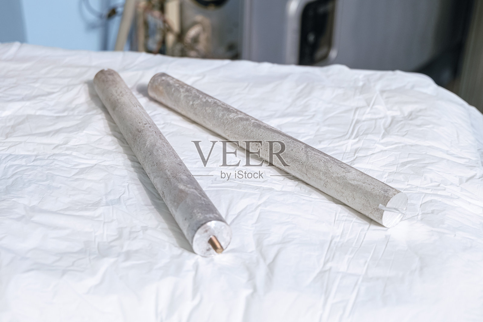 用于电热水器加热元件的一对镁阳极。景深有限。照片摄影图片