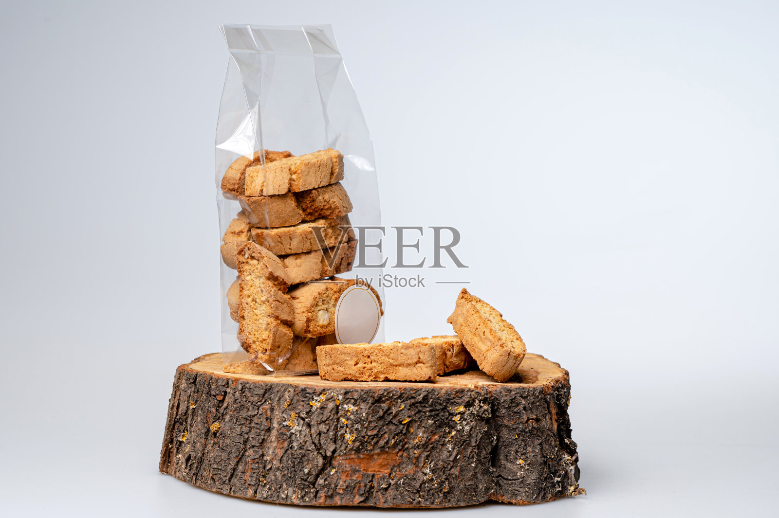 白色背景上的脆皮面包或烤面包，特写照片摄影图片