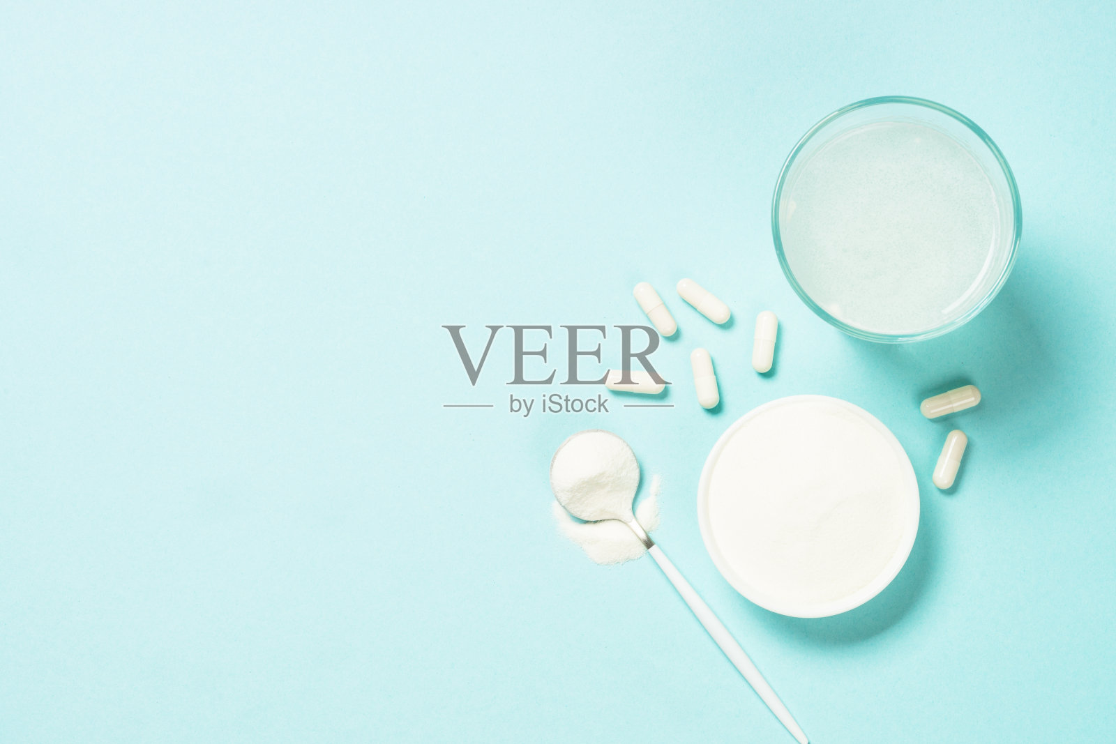 胶原蛋白粉饮料，膳食补充剂在蓝色。照片摄影图片