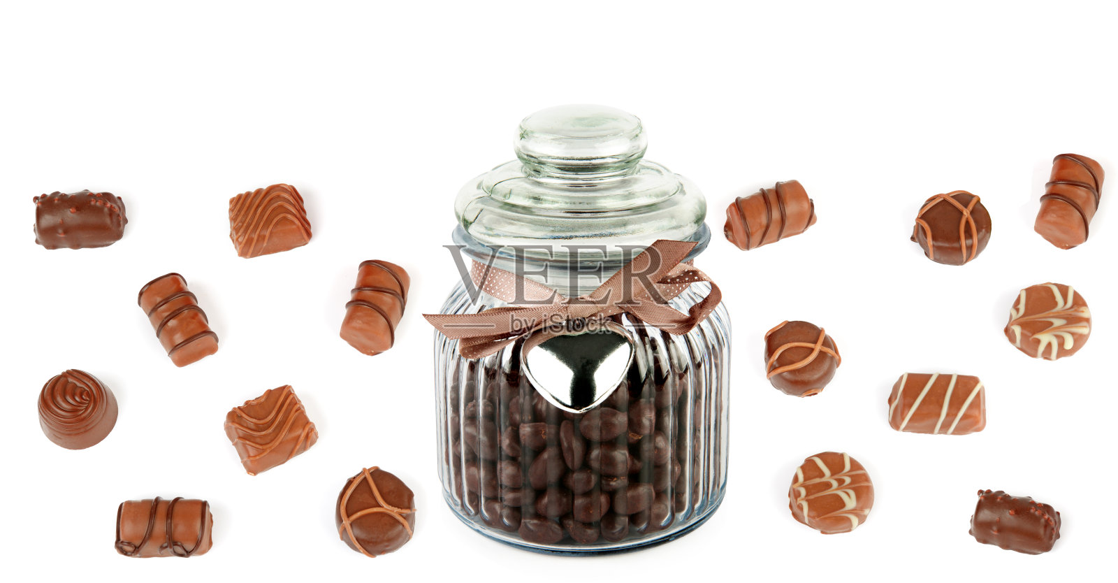 巧克力和巧克力糖浆装在白色背景的玻璃罐中。宽的照片。文本的自由空间。拼贴画。照片摄影图片