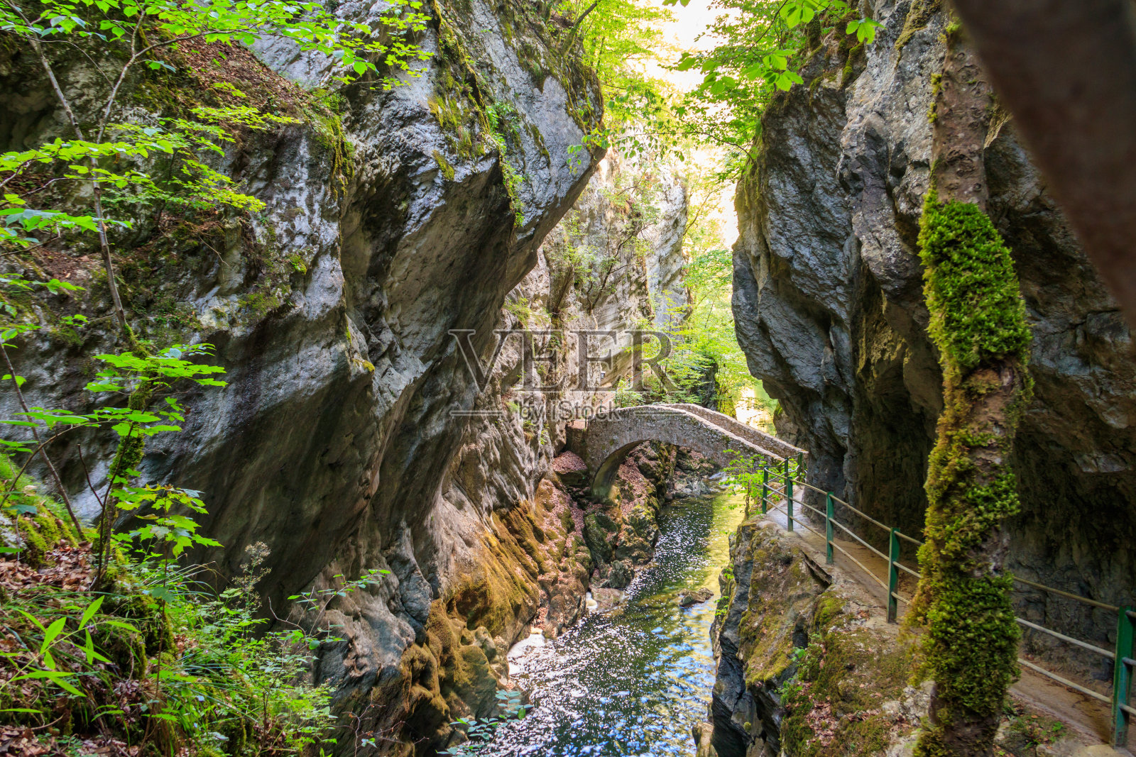 古老的小石桥，横跨在瑞士阿雷泽峡谷的河流上照片摄影图片